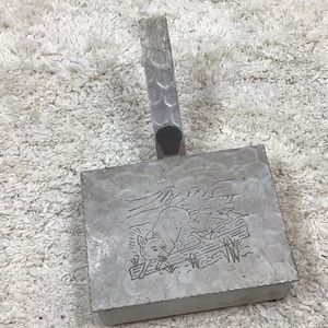 Aluminum etched silent butler vintage ash crumb